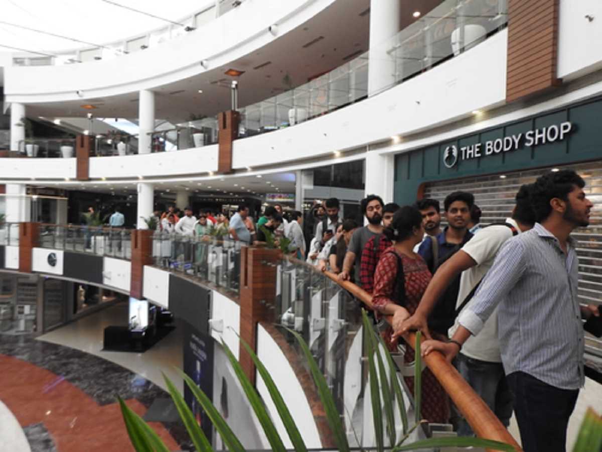 मेक इन इंडिया आईफोन खरीदने के लिए सैकड़ों लोगों की लगी कतार